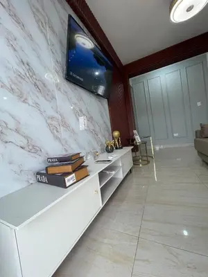 a living room with a white marble wall at Apartamento acogedor en Santo Domingo este in Hainamosa