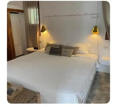 a bedroom with a large white bed with two pillows at Villa Leon Azul in La Iglesia