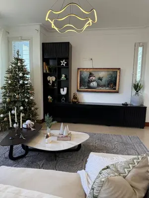 a living room with a christmas tree and a table at Moderno y Acogedor Apartamento detrás del Homs in Santiago de los Caballeros