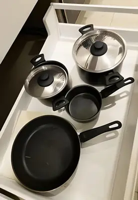 three pots and pans sitting on a stove at Condominio de lujo Salida a playa Estilo Resort Muchas comodidades: 6 piscinas/TV/aire acondicionado in Punta Cana