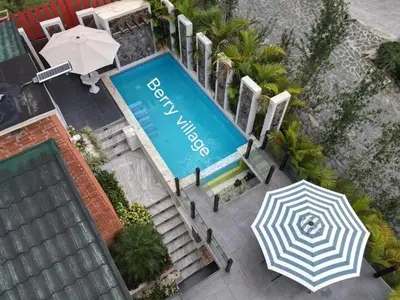 an overhead view of a swimming pool with an umbrella at cabaña de renta en Jarabacoa in Jarabacoa