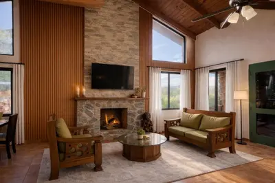 a living room with a fireplace and a tv at cabaña de renta en Jarabacoa in Jarabacoa