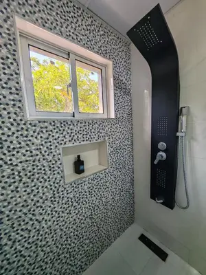 a bathroom with a shower with a window in it at 2 Bdrm, Wi-fi, Hot Water Near Beach and River, 2R in Paraíso