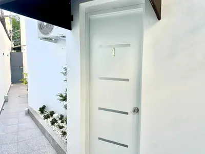 a white door on the side of a house at Mini Hogar Céntrico in Santiago de los Caballeros