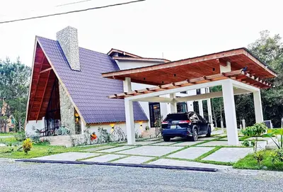 a car parked in front of a house at La gloria