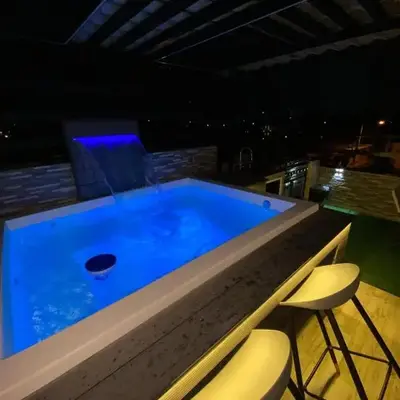 Luxury apartment private rooftop & jacuzzi