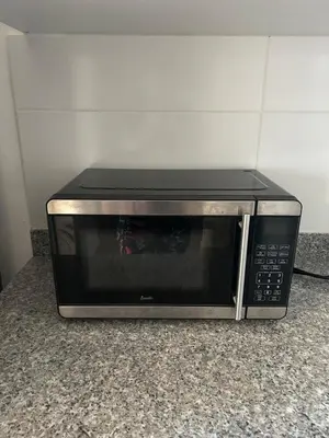 a microwave sitting on top of a counter at Próximo al aeropuerto en santo domingo in La Javilla