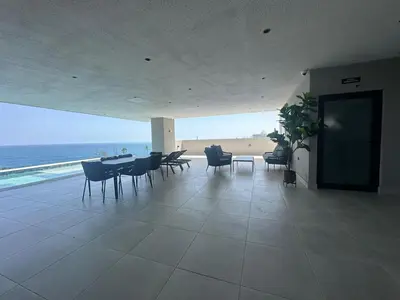 a dining room with a view of the ocean at Comfortable oceanfront apartment on Av España in La Francia