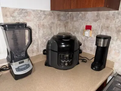 a toaster and a blender on a counter at Filadelfia II in La Grúa