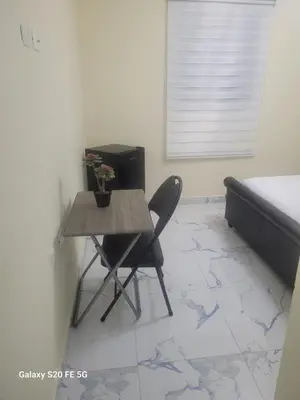 a small table and chairs in a room with a bed at Bienvenido a casa in San Pedro de Macorís