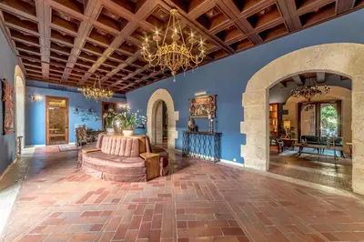 a living room with blue walls and a chandelier at Hodelpa Nicolás de Ovando in Santo Domingo