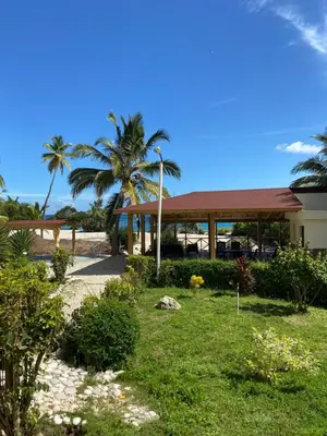 a resort with palm trees and a building at Hotel Al Mare in Santa Cruz de Barahona