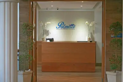 a lobby with a reception desk in a building at Palmetto Hotel in Santiago de los Caballeros