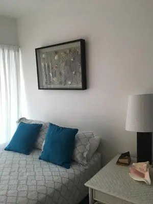 a living room with a couch and a picture on the wall at Apartamento Juan Dolio in Juan Dolio