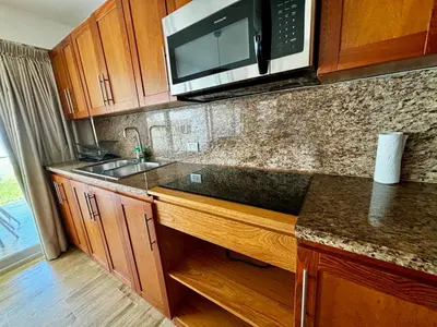 a kitchen with a sink and a microwave at Residencial Mañanero in Cabarete