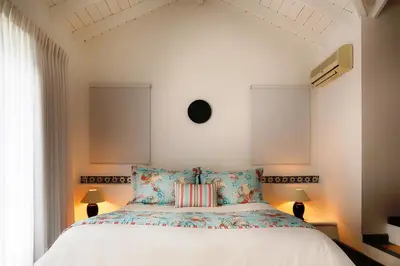 a bedroom with a bed and two lamps at Condo Hotel Playa Las Ballenas in Las Terrenas