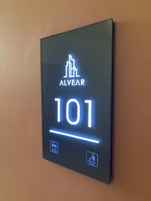a sign on a wall that says elevator at Apartahotel Alvear in Santo Domingo