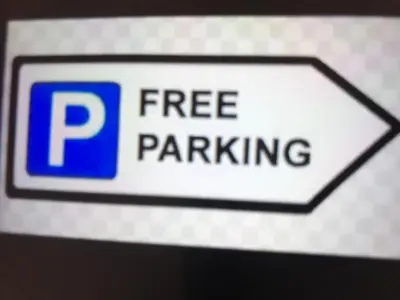 a free parking sign with the words free parking at cómodo first floor in Santiago de los Caballeros