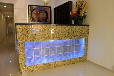 a lobby with a wall with blue glass at Hostal San Francisco de Asis in Santo Domingo