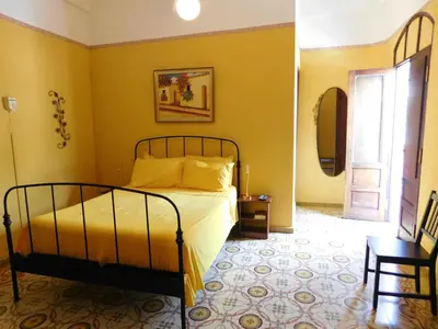 a bedroom with a bed with yellow walls at Residencial La Fonte in Santo Domingo