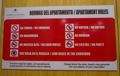 a sign on a wall that says no smoking at Estancia Casa Real Frente a la Zona Colonial in Calero