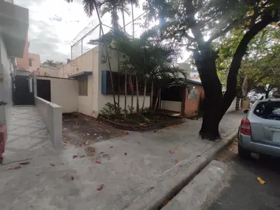 a car parked in front of a house at La casita de Gazcue in Santo Domingo