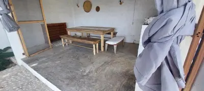 an empty room with a table and a bench at Apto Los Blancos, a dos Minuto de los Patos in Bejuquero