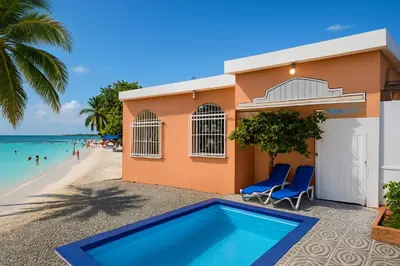 a house with a swimming pool next to the beach at Villa Boutique con Piscina Privada a Minutos del Aeropuerto SDQ in Boca Chica
