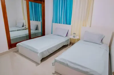 a bedroom with two beds and a mirror at Hermoso apartamento, 3 Habitaciones espaciosas, 2 Aires acondicionados in Santiago de los Caballeros