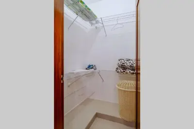 a glass door leading into a room with a closet at Hermoso apartamento, 3 Habitaciones espaciosas, 2 Aires acondicionados in Santiago de los Caballeros