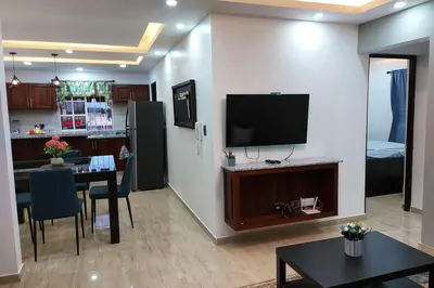 a living room with a kitchen and a dining room at Cómodo Apto de 2hab con Aire 2baños, cerca de todo en Alma Rosa I in El Seis