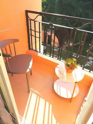 a balcony with a table and a chair at Acogedor-Hermoso apart completo equipado de 2 hab. in Santiago de los Caballeros