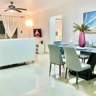 apartamento con piscina con vista al mar