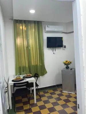 a room with a table and a green curtain at Habitación Independiente Zona Colonial in Santo Domingo