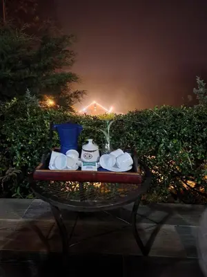 a table with cups and mugs on top of it at Chalet los Pinos Constanza in Arroyo Frío