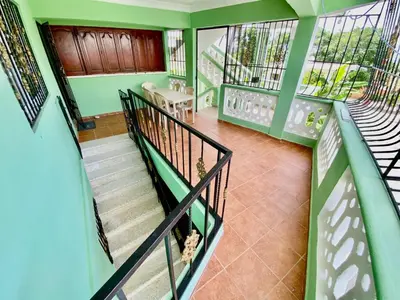 a staircase in a house with green walls at Hospedaje Villa Valencia en Los Patos in Los Patos