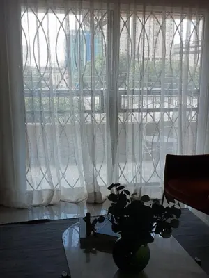 a room with a large window with a vase on a table at Cómodo y Equipado Apt Cerca del Malecón in Santo Domingo