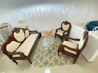 two chairs and a couch in a living room at Dr Adorable Y Comfortable Apt para Su Disfrute in Santiago de los Caballeros