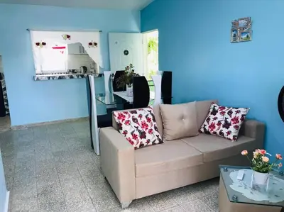 a living room with a couch and a blue wall at Apto 2Habitaciones con Aire y Vista al Malecón de Samaná in Santa Bárbara de Samaná