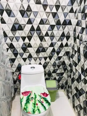 a bathroom with a toilet with flowers painted on it at Apto 2Habitaciones con Aire y Vista al Malecón de Samaná in Santa Bárbara de Samaná