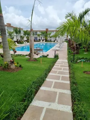 a walkway leading to the pool at the resort at Hermosa townhouse boca paraíso in Boca Chica