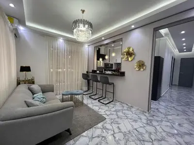 a living room with a couch and a bar at Acogedor apartamento 2 hab Distrito nacional, próximo agora mall in Santo Domingo