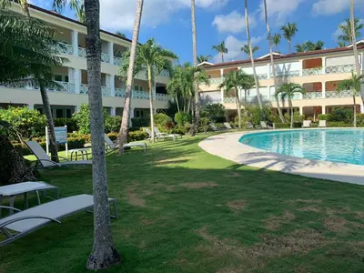 a resort with a swimming pool and palm trees at Excelente apartamento en Las Terrenas, Playa Punta Popi. in Las Terrenas