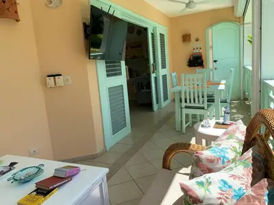 a living room with a couch and a table at Excelente apartamento en Las Terrenas, Playa Punta Popi. in Las Terrenas