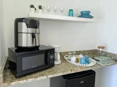 a kitchen counter with a coffee maker and a microwave at Chic and Relax Apartamento Juan Dolio in San Pedro de Macorís
