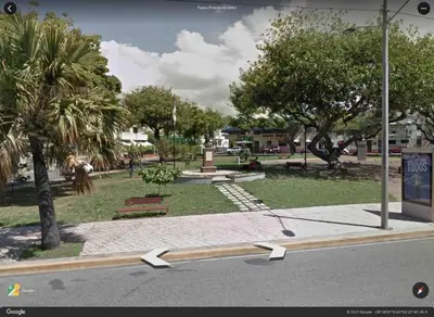 a park with benches and trees on a street at Cerca del Mar, Obelisco Macho y Zona Colonial in Santo Domingo