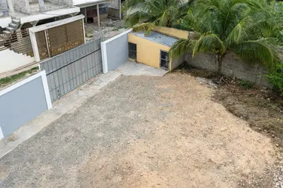 an empty yard next to a building with a fence at Mi refugio cerca del aeropuerto in Santo Domingo