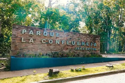 a sign for the parole la confuciana university at Habitación Hogareña in Jarabacoa