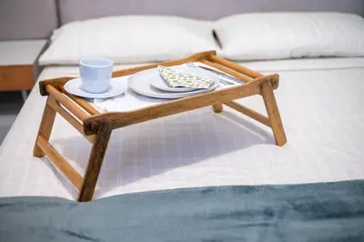 a wooden tray with a coffee table on a bed at Estudio 9 en la Zona Colonial in Santo Domingo