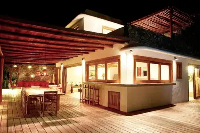 a house with a kitchen and a living room at Propiedad de alto standing con vista al mar, piscina, tenis, hasta 12 personas in Las Terrenas